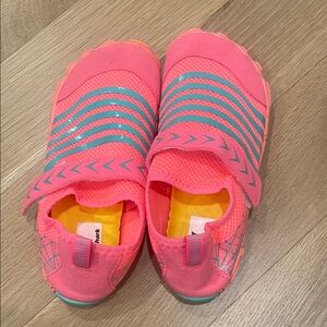 Water shoe: Aqua sock: Kids Pink and Gray summer shoe. Velcro closure LIKE NEW